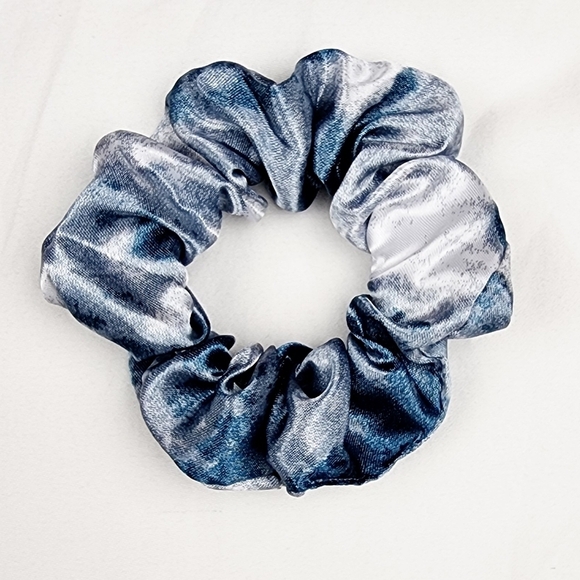 4 FOR $16 🔥Tie Dye Satin Scrunchie Hair Tie - Picture 4 of 5